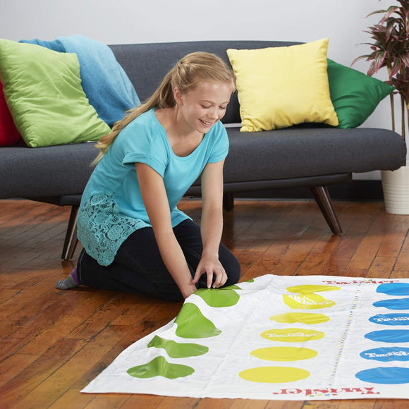 Hasbro Twister Ultimate Bigger Mat 2 x The Spots Family, Kids Party Game