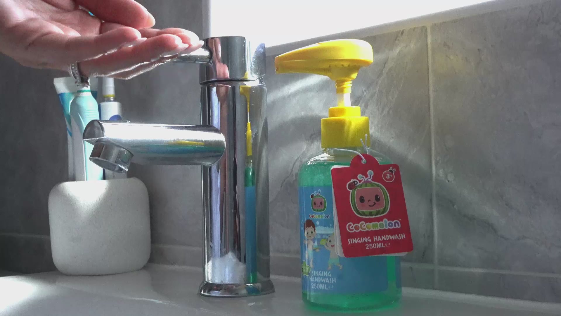 CoComelon Singing Handwash 250ml-8